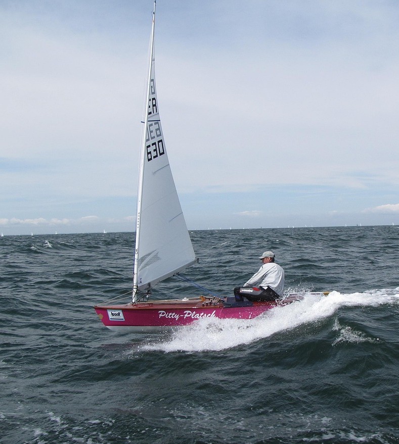 dingy sailboat example in water with heavy waves